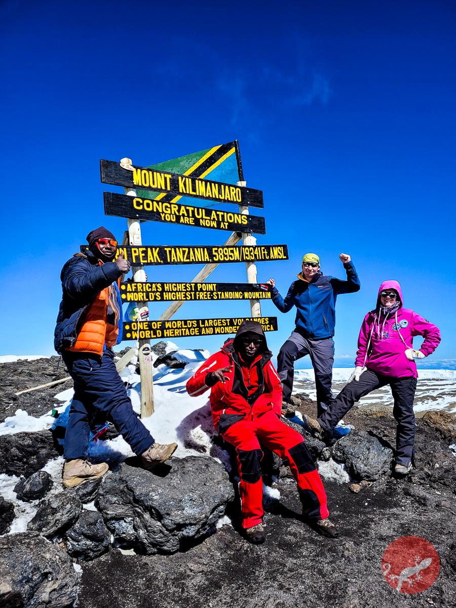 На вершине Килиманджаро 5895 м - подъем по маршруту Марангу