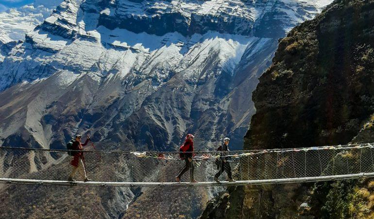Подвесной мост на переходе в базовый лагерь Тиличо. Аннапурна трек
