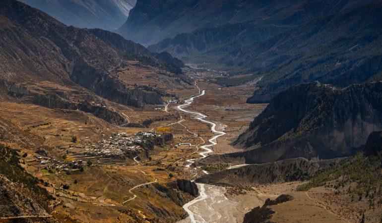 Захватывающий вид на Мананг с тропы на озеро Тиличо. Кольцо Аннапурны