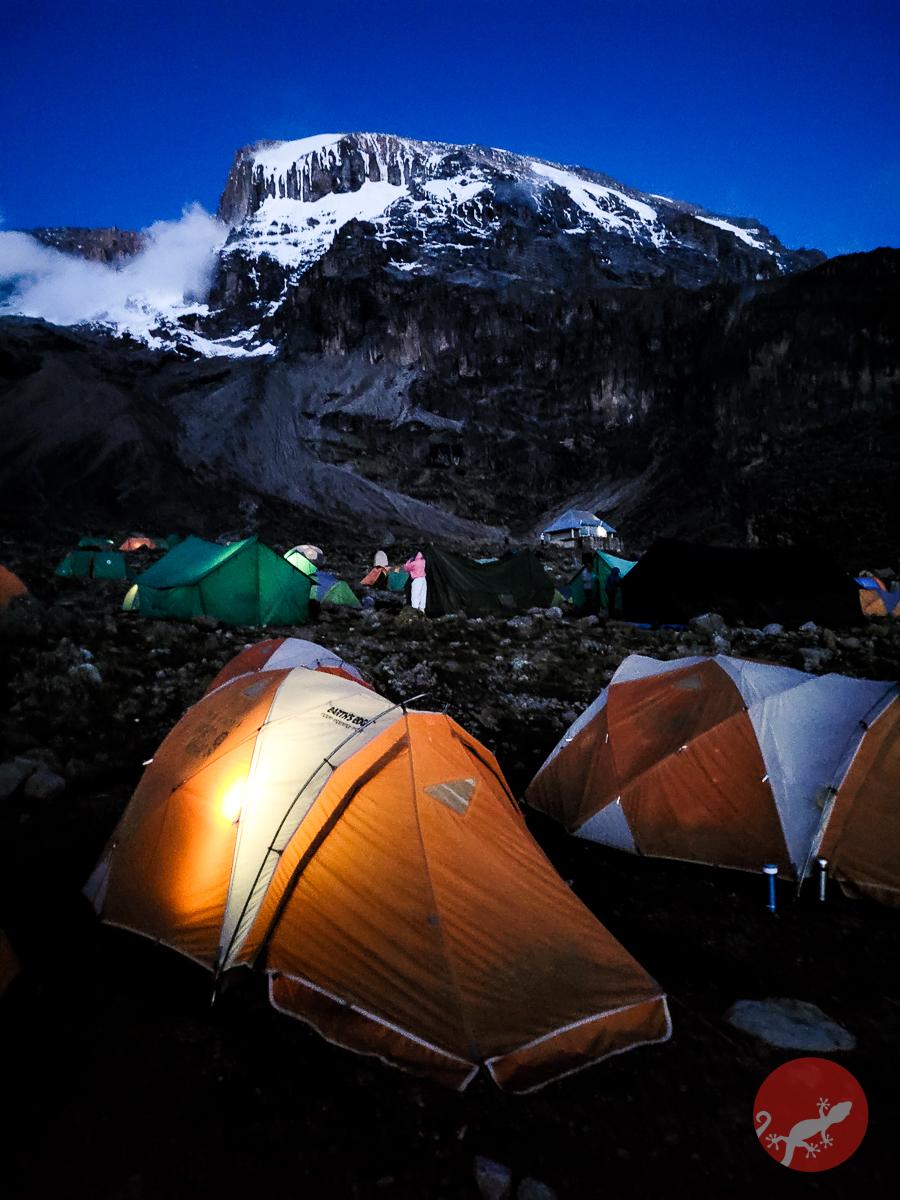 Ночная вершина Килиманджаро из лагеря Барранко