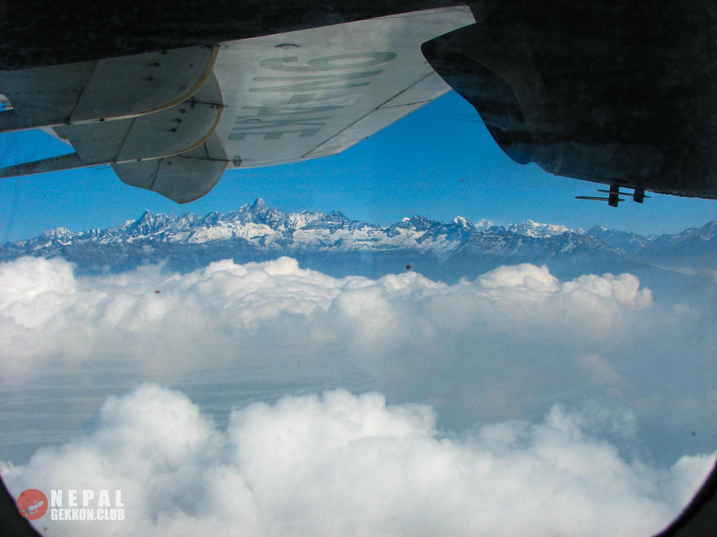 Перелет рядом с Гималаями — вид из окна самолета