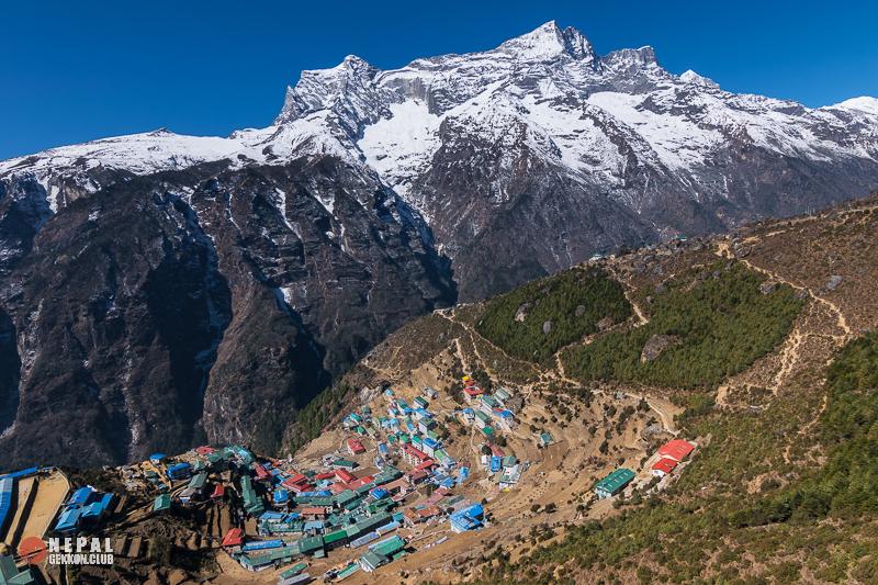 Намче Базар на фоне горы Kongde - треккинг к Эвересту