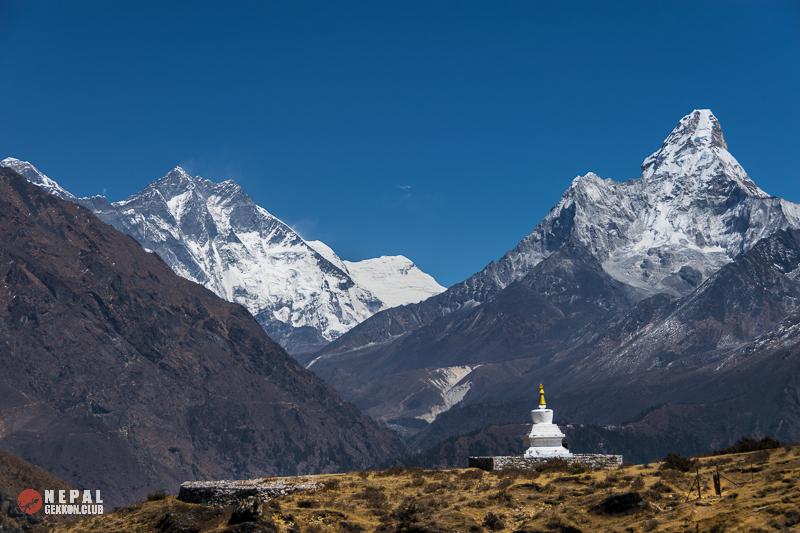 Буддистская ступа на фоне Ама Даблама и Лходзе - треккинг к Эвересту