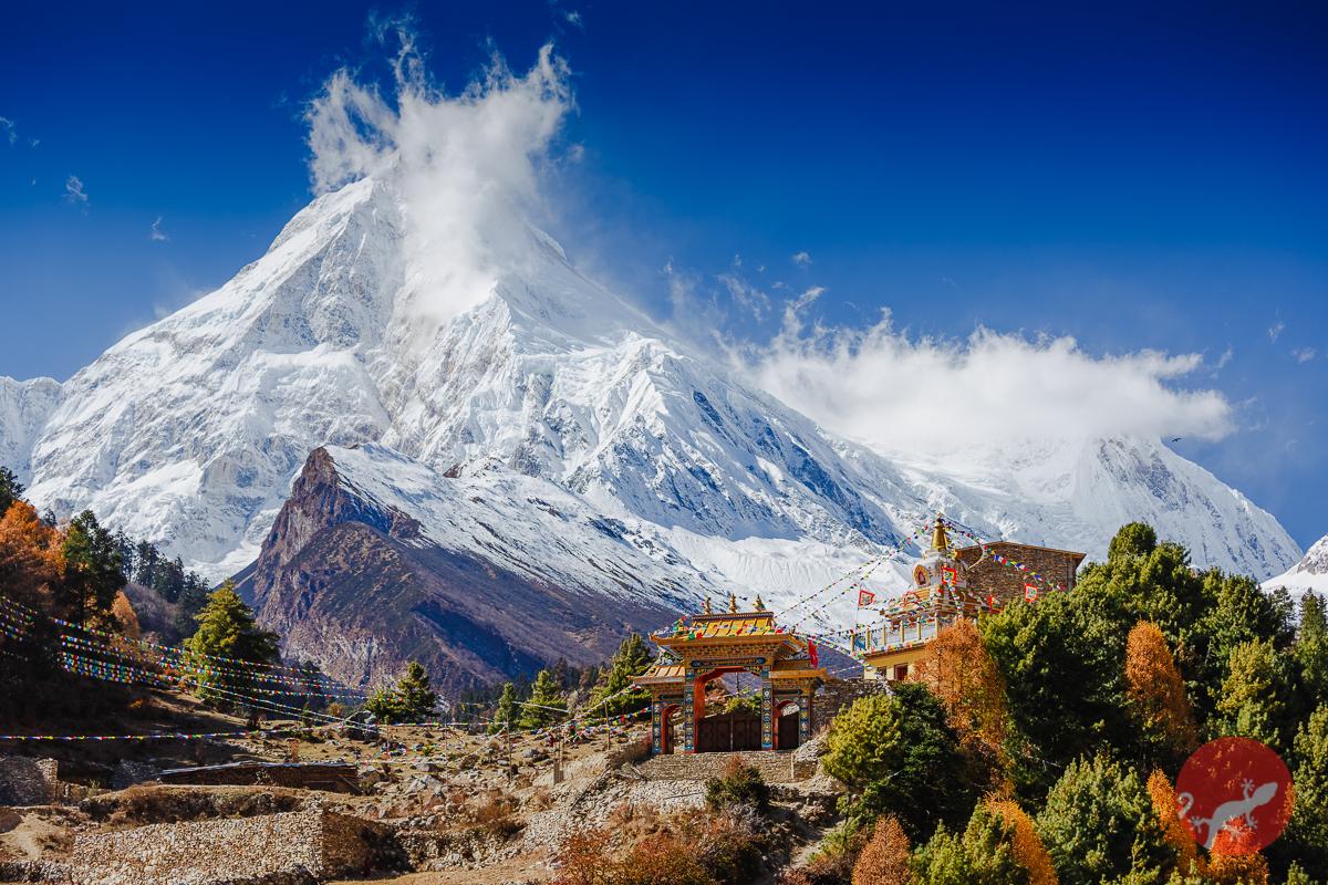 Гора Манаслу и буддистский храм - треккинг в Непале