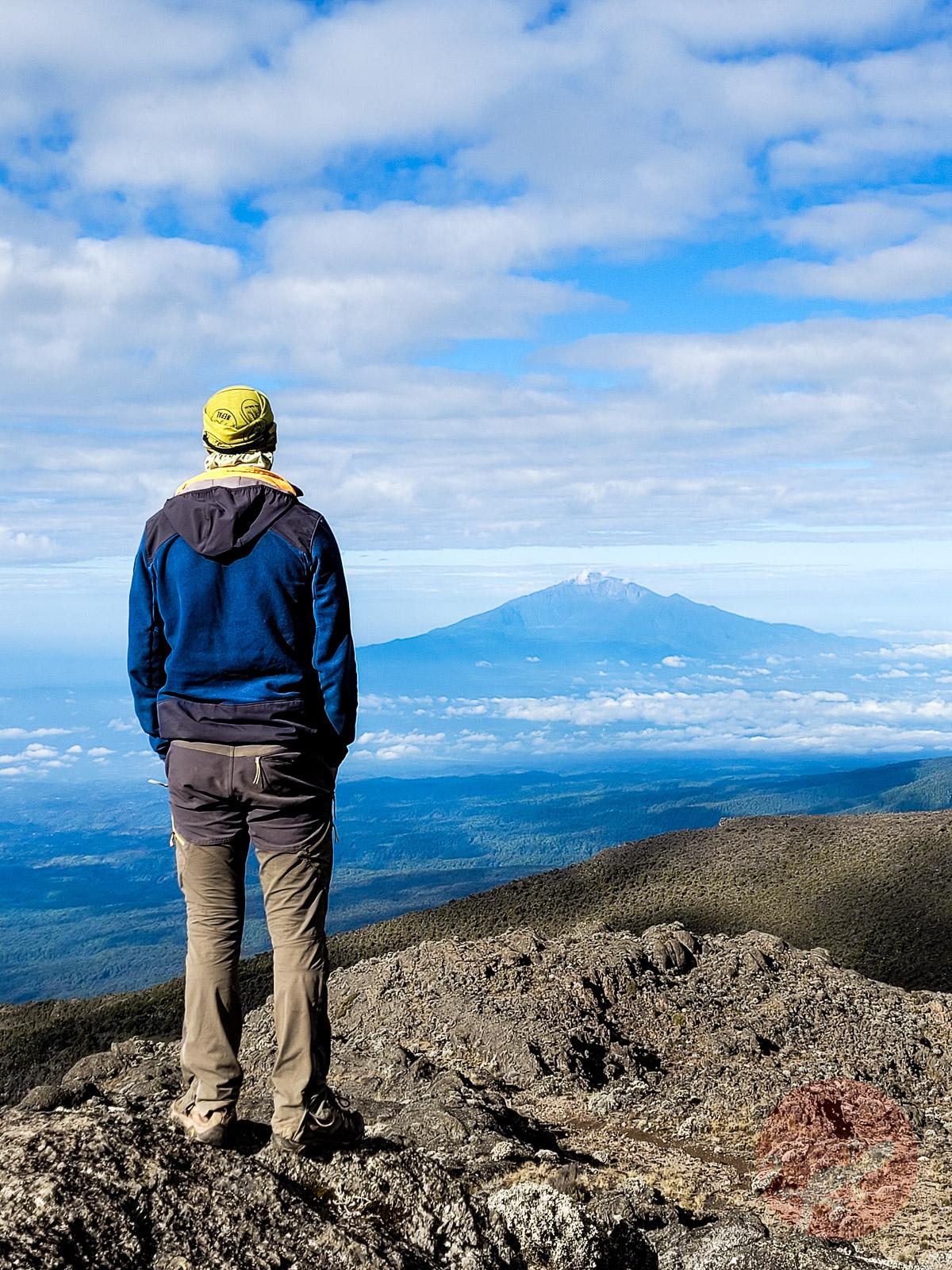Вид на вулкан Меру с маршрута подъема на Килиманджаро по маршруту Мачаме