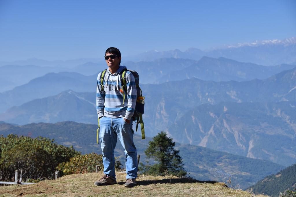 Непалец на фоне Гималаев