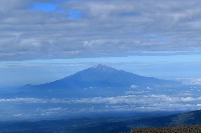 Вулкан Меру с восхождения на Килиманджаро