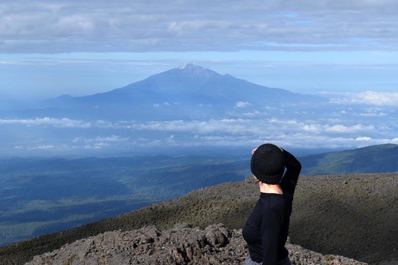 Вулкан Меру с восхождения на Килиманджаро