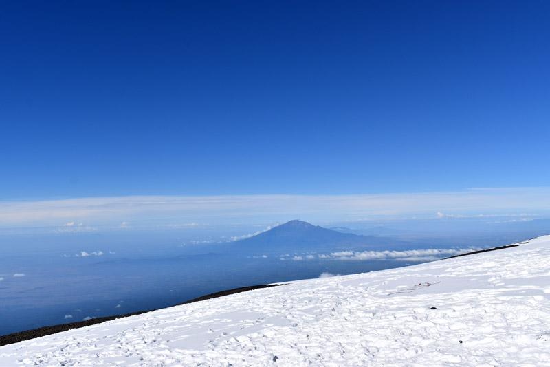 Вулкан Меру с вершины Килиманджаро