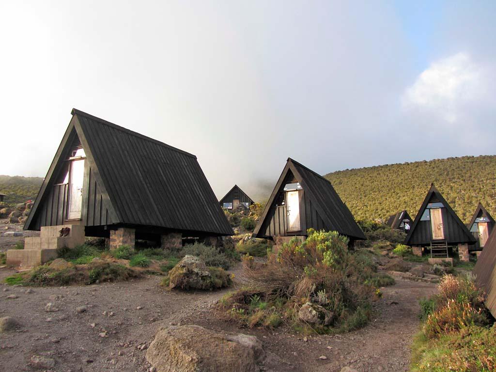 Домики на восхождении на Килиманджаро по маршруту Марангу