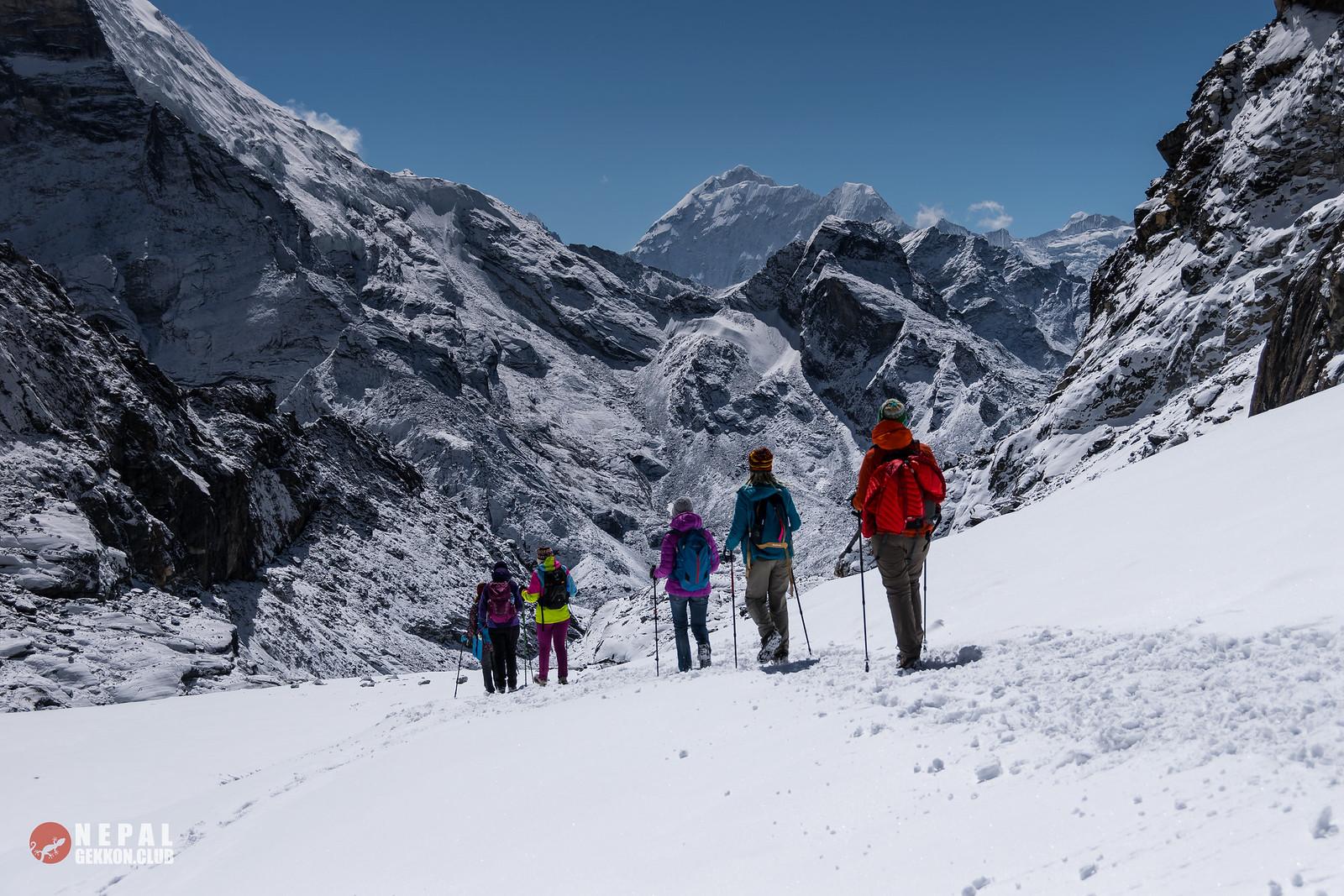 Спуск с перевала Чо Ла. Трек в базовый лагерь Эвереста