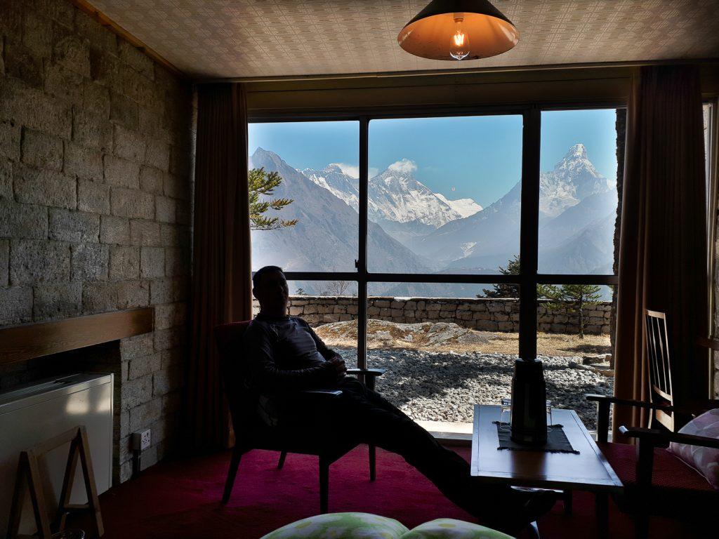 В комнате отеля с видом на Эверест