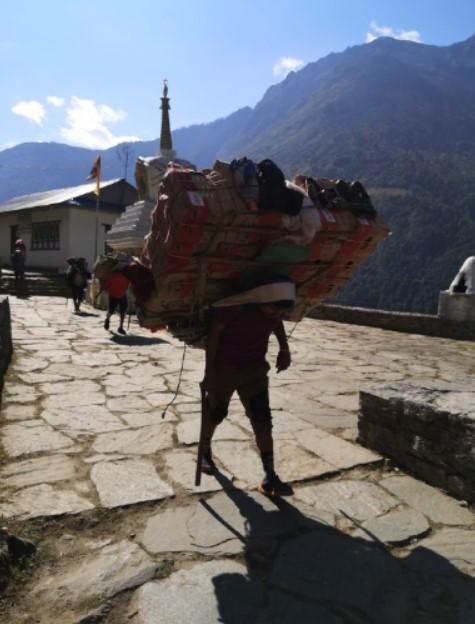 Портер на треккинге в Непале