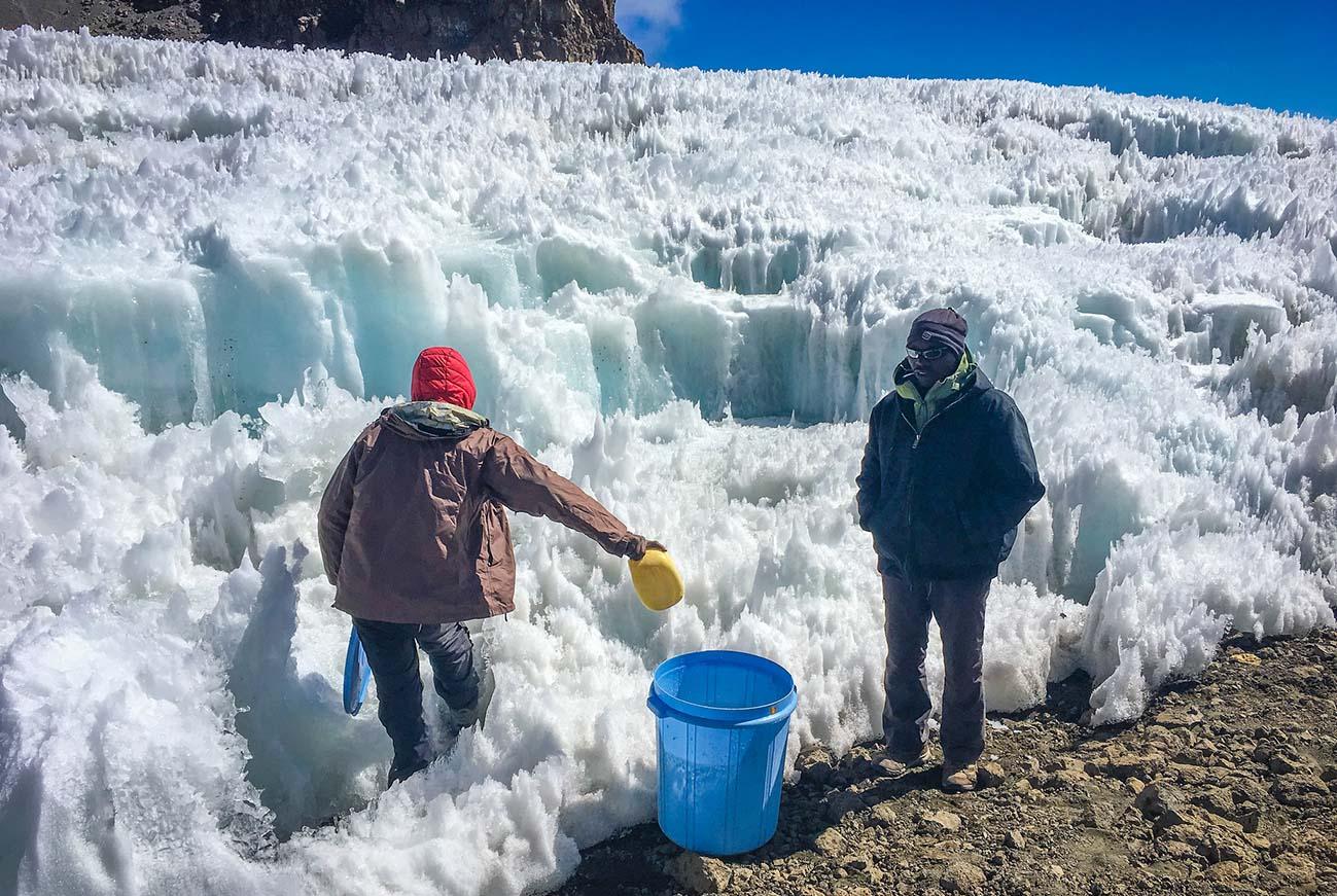 Персонал добывает воду в кратерном лагере Килиманджаро