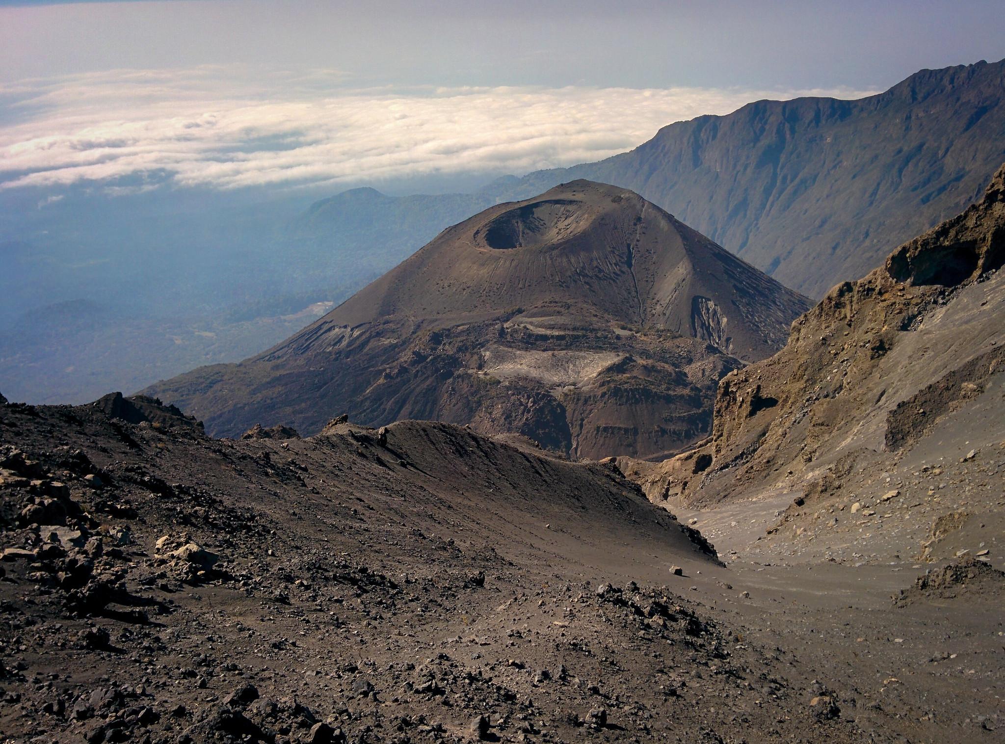 Горе меру. Вулкан меру Танзания. Гора меру Танзания. Mount Meru. Горы Сумеру.