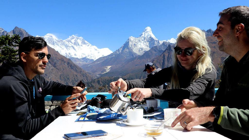 Завтрак в Hotel Everest View при полете к Эвересту на вертолете