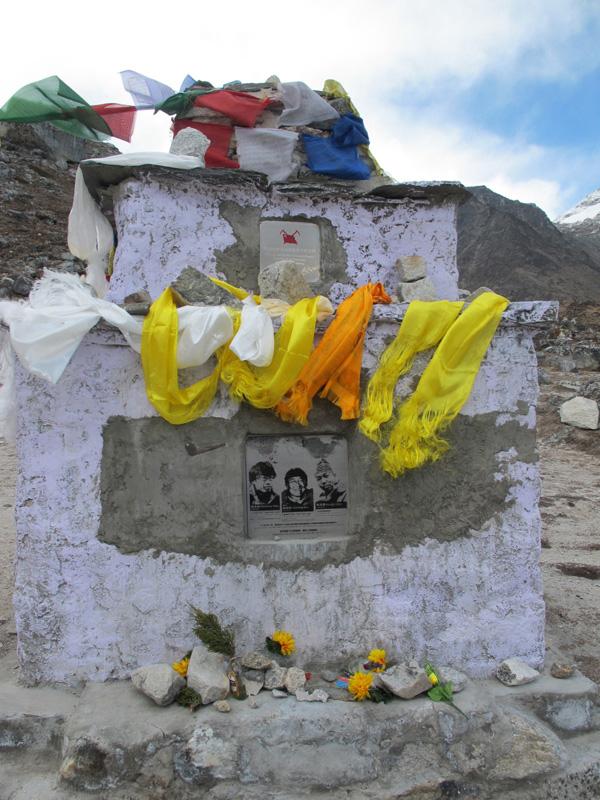 Мемориал погибшим альпинистам на треке к Эвересту
