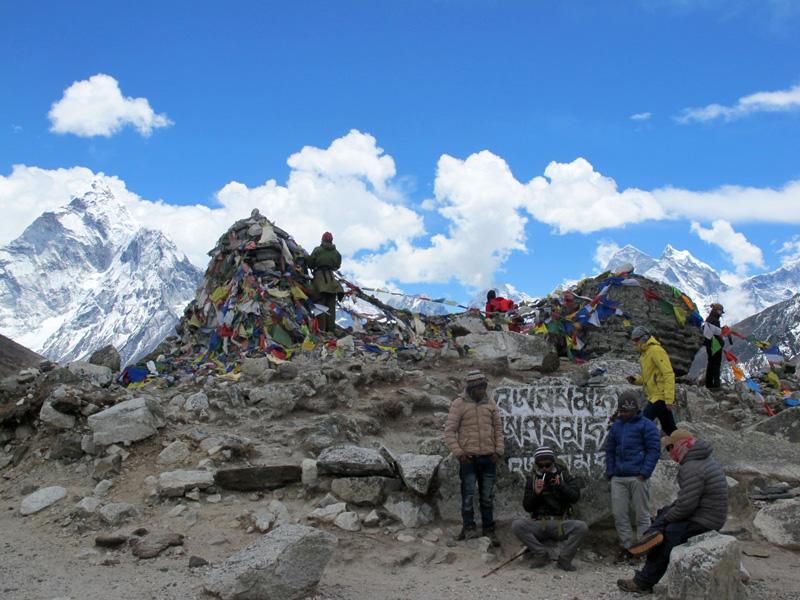 Мемориал погибшим альпинистам на треке к Эвересту