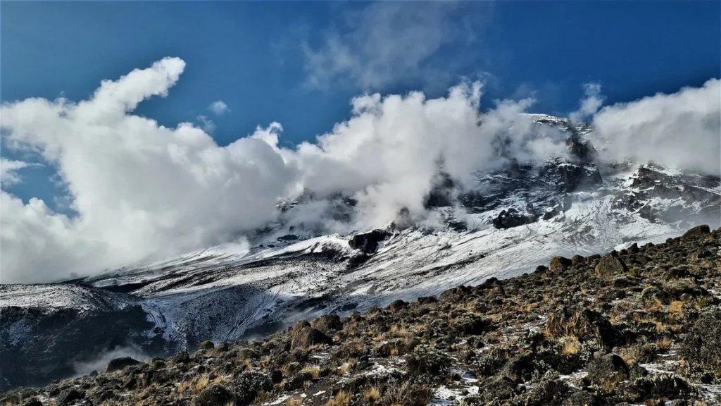 Вершина Килиманджаро в облаках