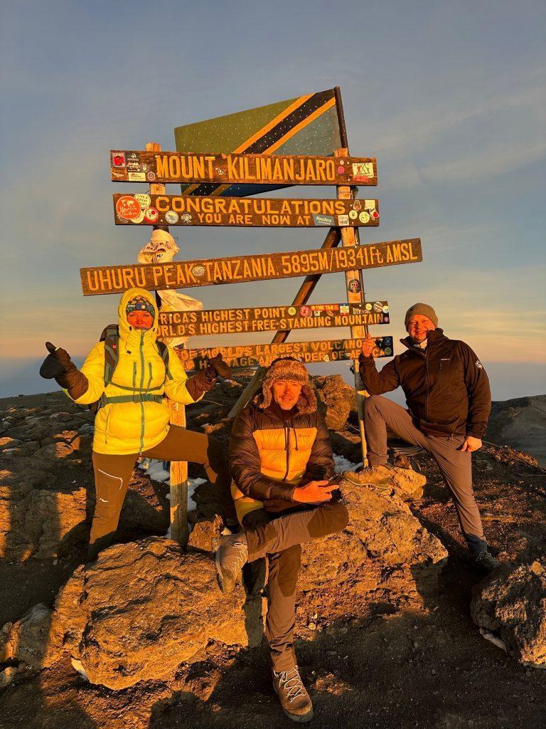 Ухуру пик 5895 м - вершина Килиманджаро