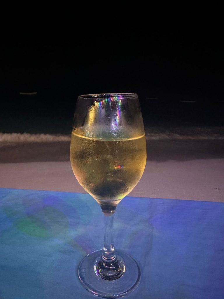 Бокал вина на вечернем пляже