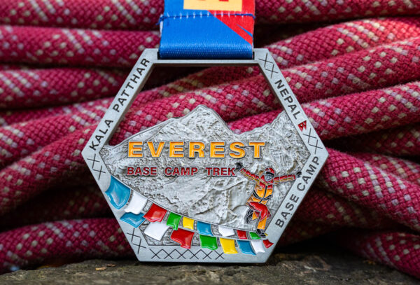 Медаль трек к базовому лагерю Эвереста ( gekkon.club)