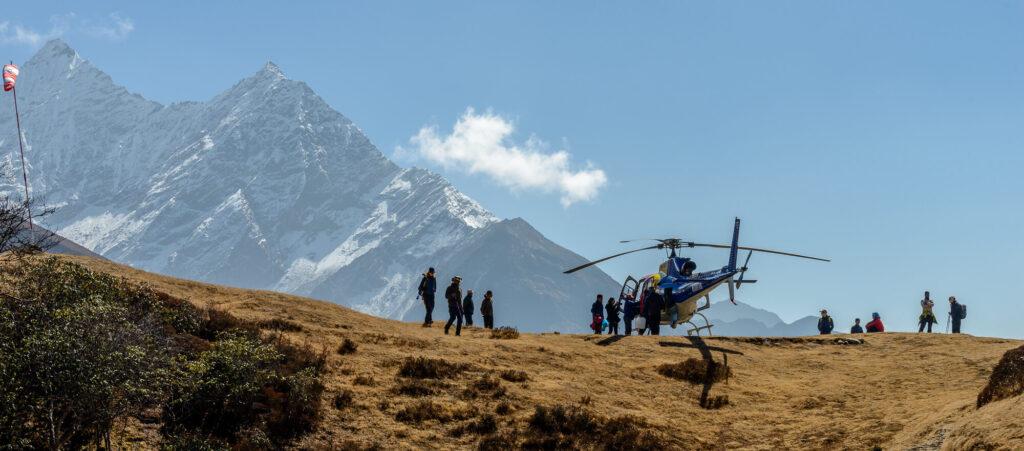 Вертолетная прогулка в Гималаях