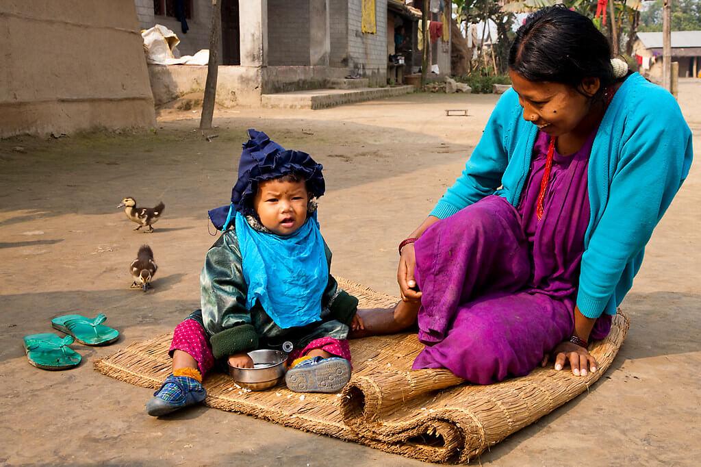 мама и ребенок народности тхару, Непал
