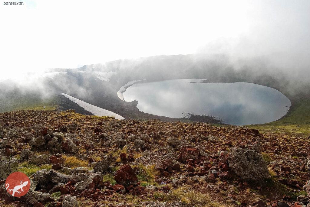 Озеро в кратере вулкана Аждаак