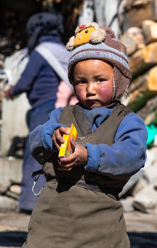 Непальский ребенок в горах