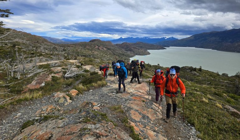 Тропа вдоль озера Grey, чилийская Патагония