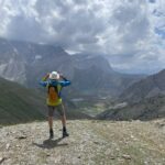 Турист на Алаудинском перевале в Фанских горах
