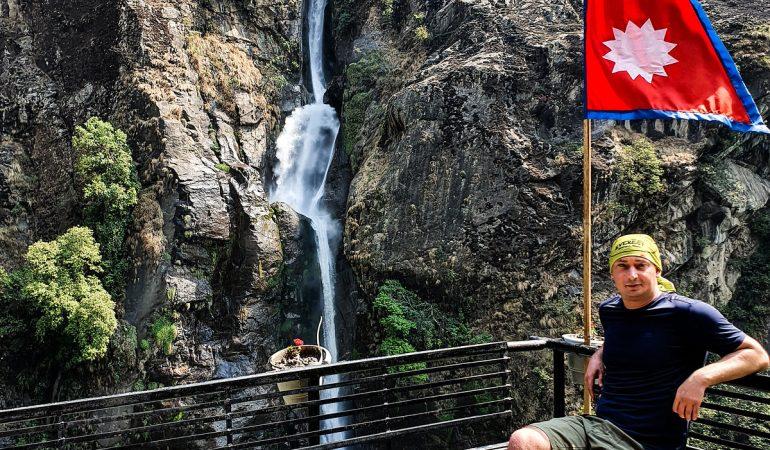 Водопад на треке вокруг Аннапурны