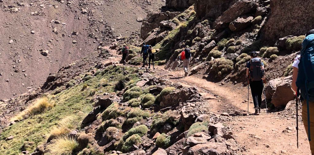 Люди идут по тропу