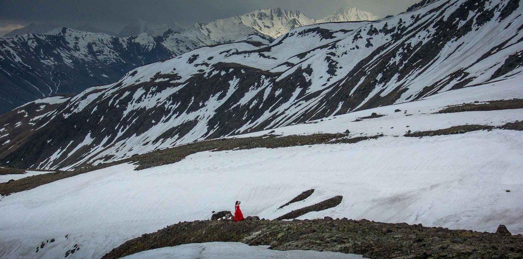 Девушка в красном платье