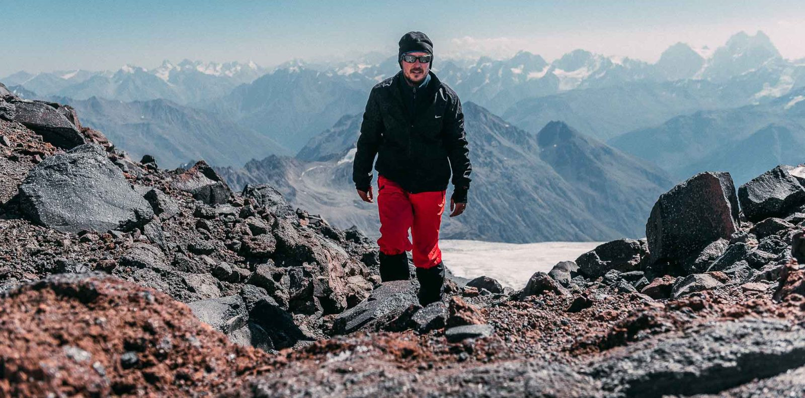 Человек на склоне Эльбруса