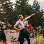 Гид рассказывает про горы