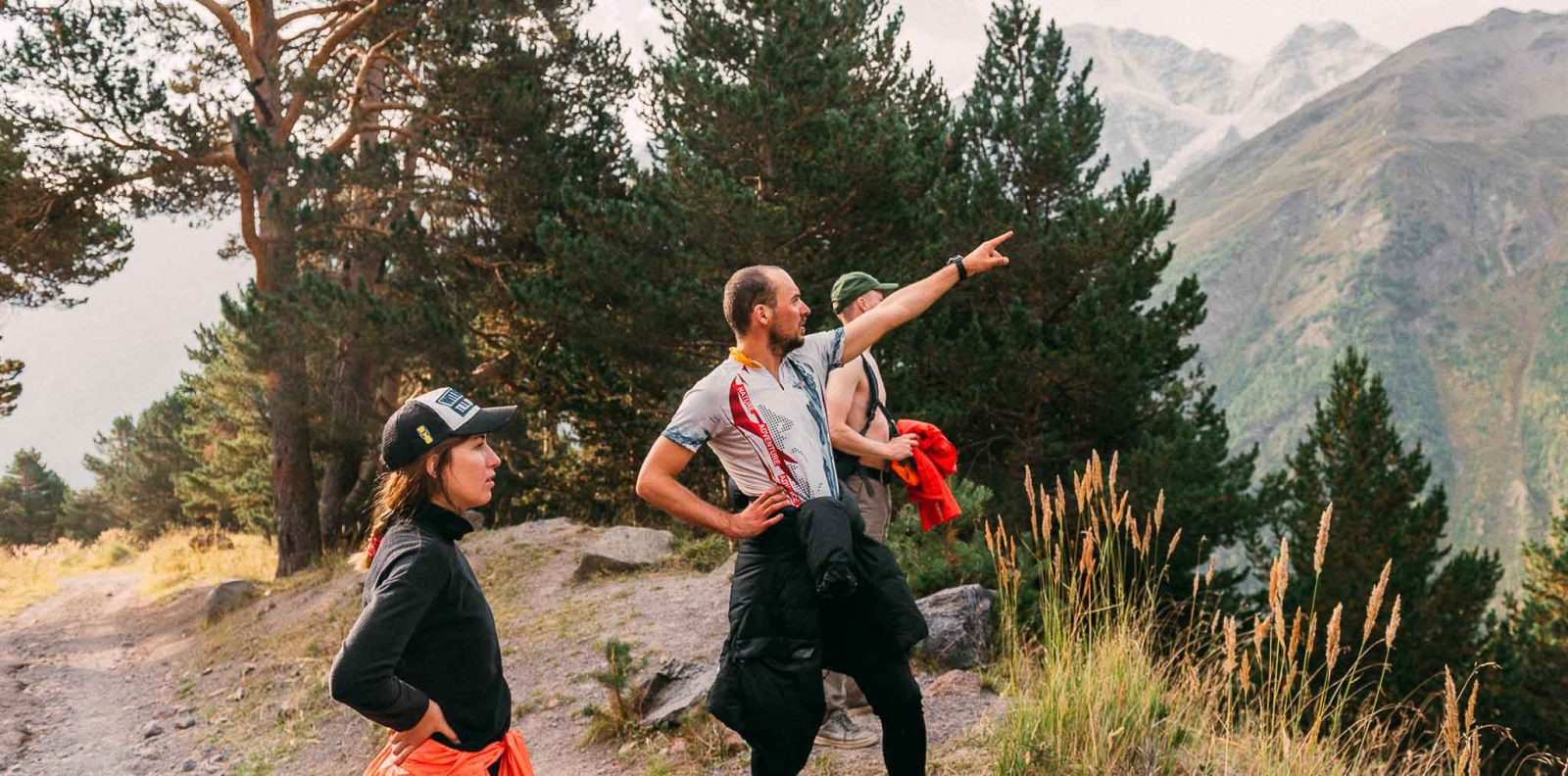 Гид рассказывает про горы