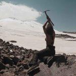 Девушка на фоне Эльбруса