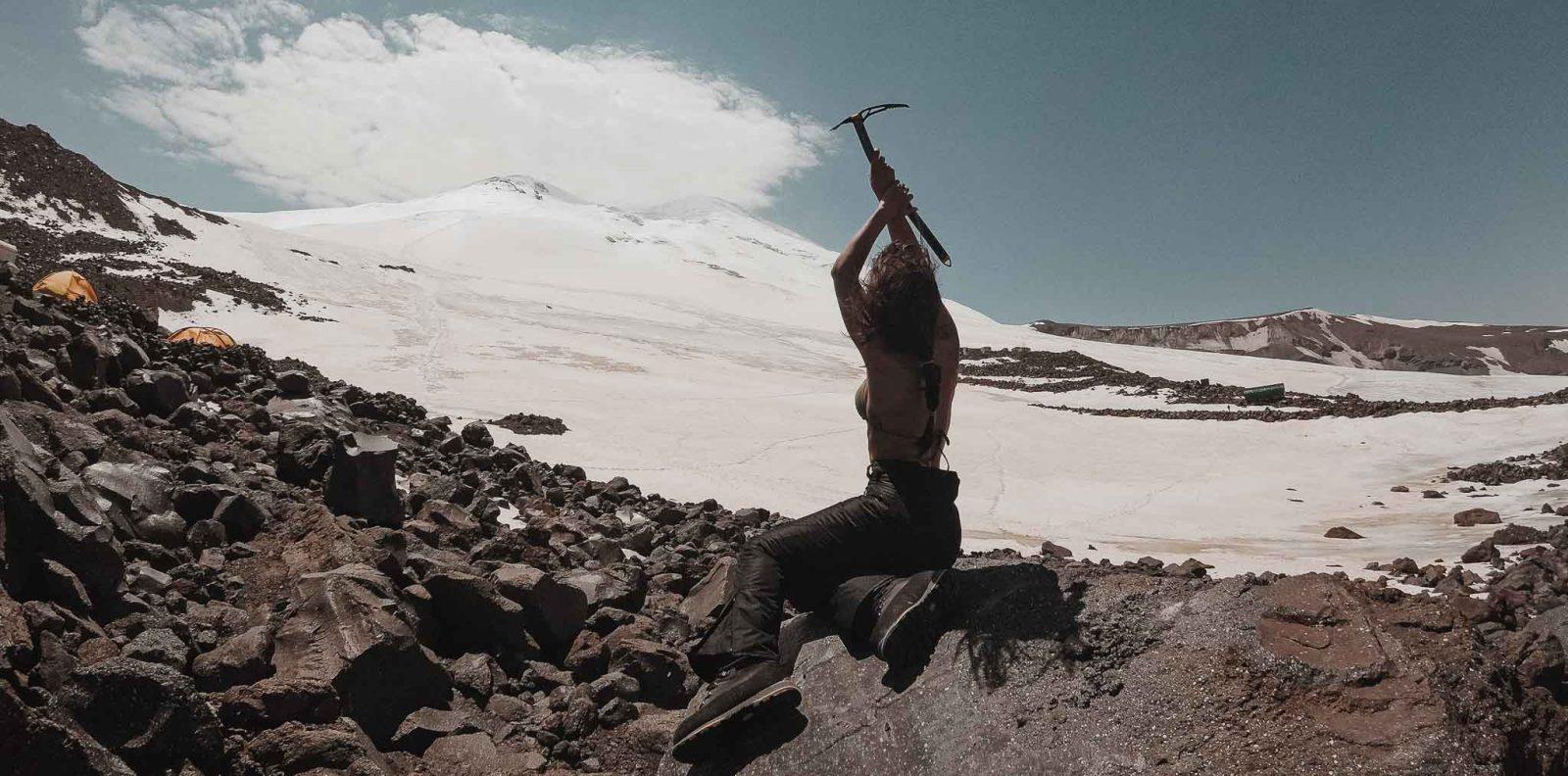 Девушка на фоне Эльбруса