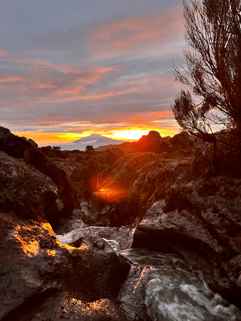 закат с видом на пик Меру