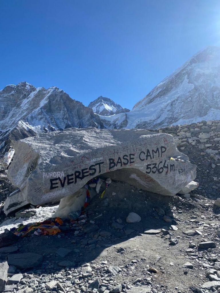 базовый лагерь Эвереста, камень, март 2026