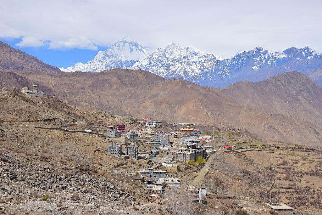 Муктинатх на фоне восьмитысячника Дхаулагири, Нижний Мустанг